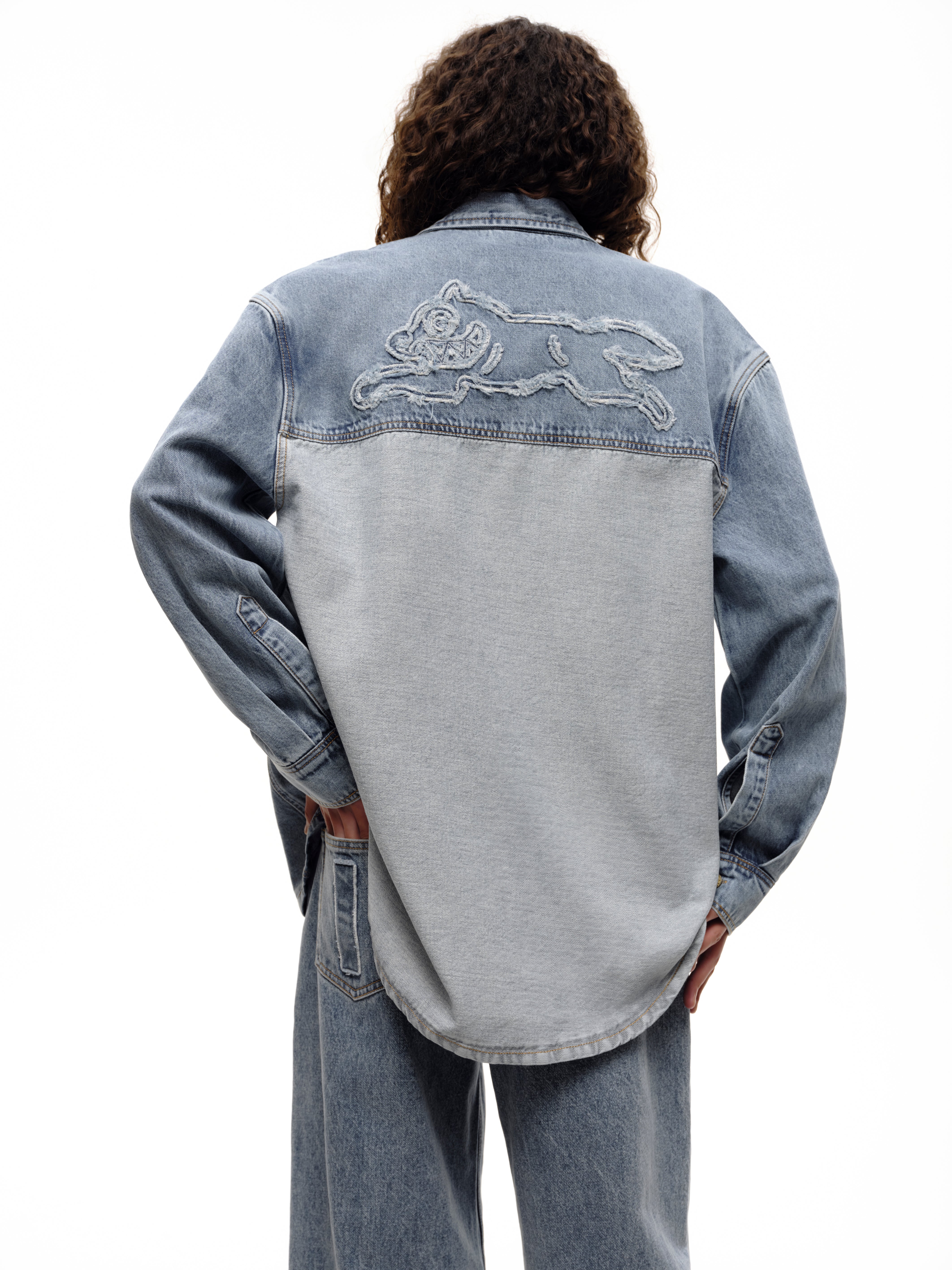 APPLIQUE RUNNING DOG DENIM SHIRT - LIGHT WASH BLUE - Image 4