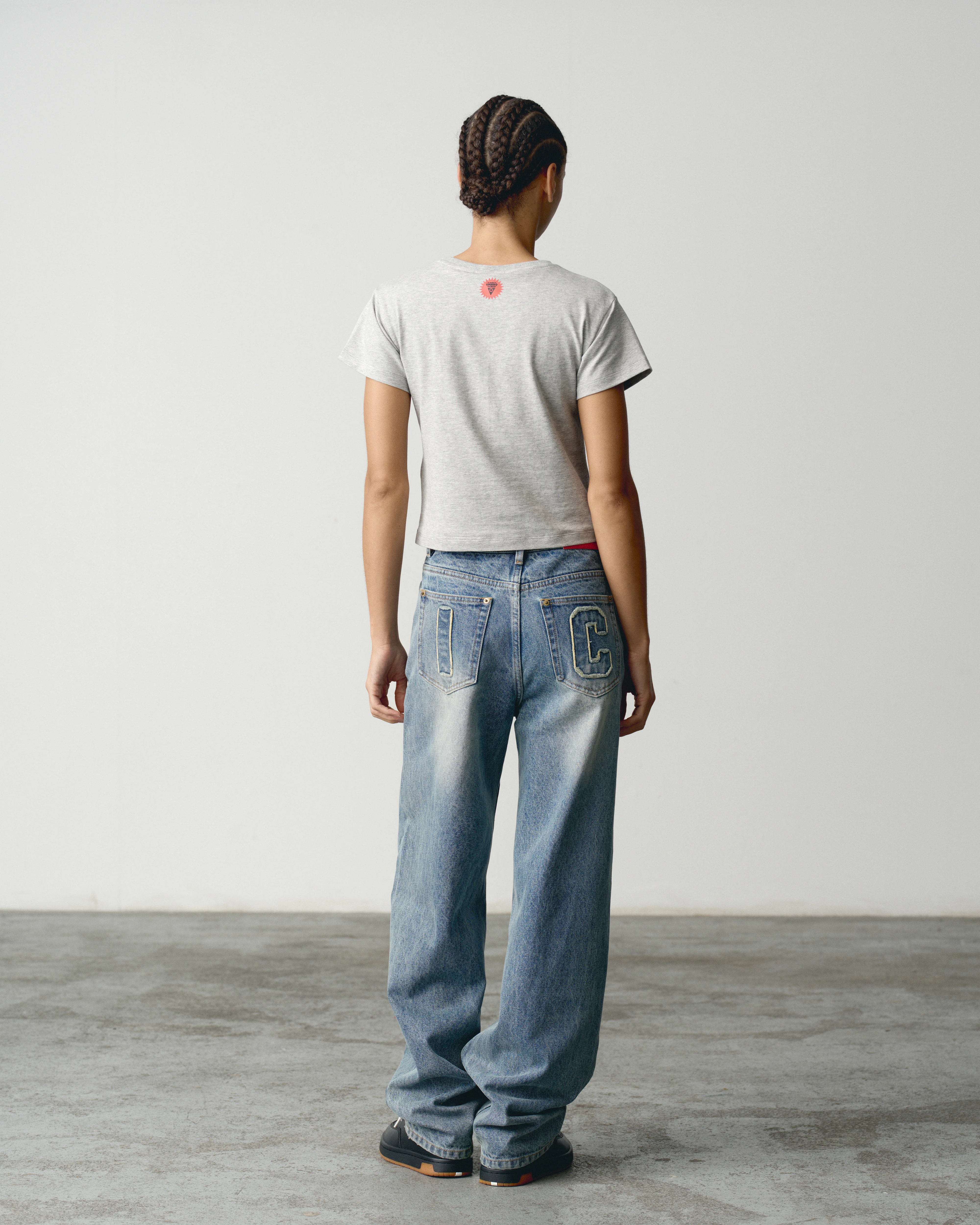 DISTRESSED APPLIQUE RUNNING DOG DENIM PANTS - VINTAGE WASH - Image 4