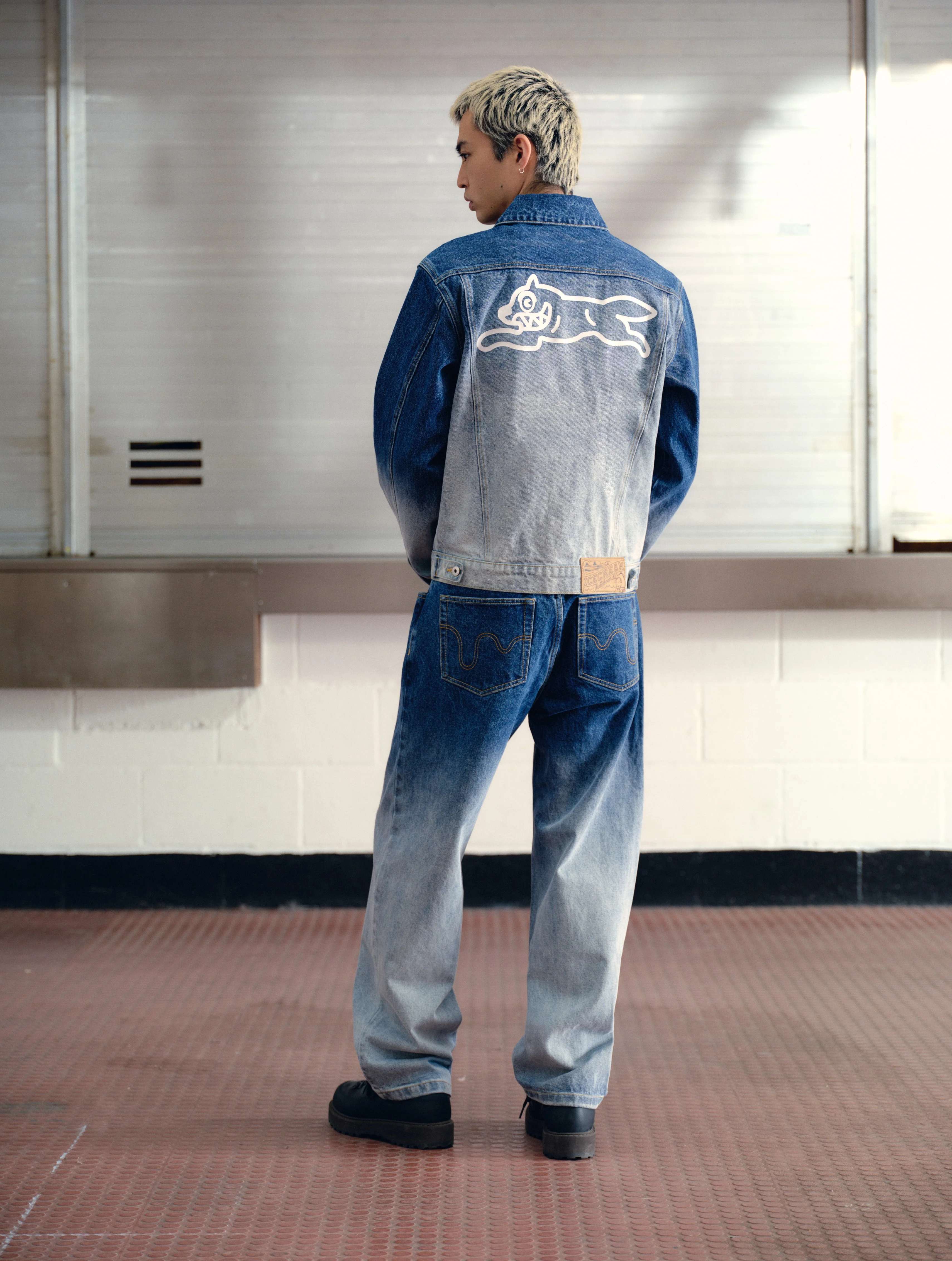 FADE OUT RUNNING DOG DENIM TRUCKER JACKET - MID WASH BLUE - Image 3