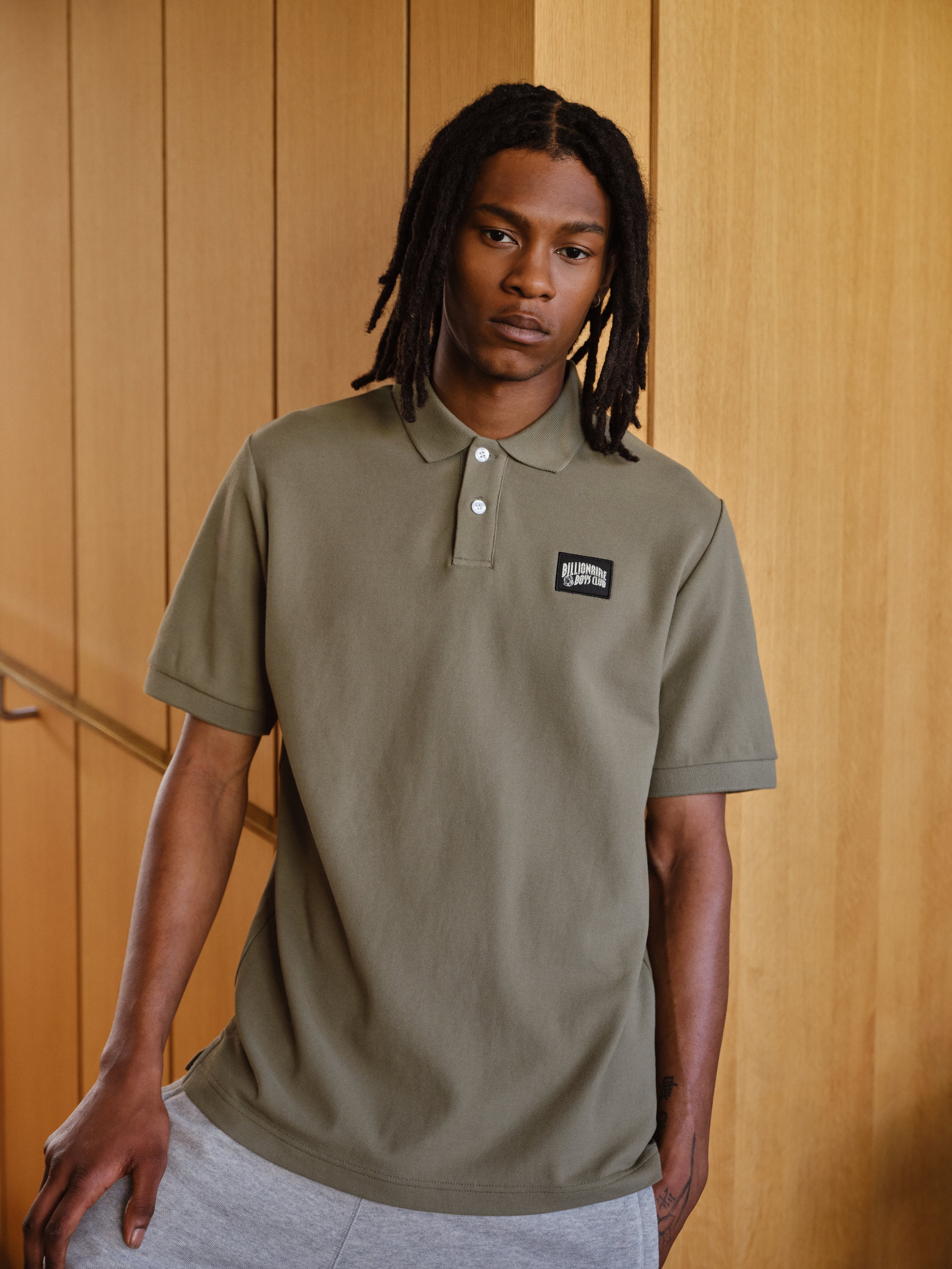 WOVEN PATCH ARCH LOGO POLO TOP - OLIVE - Image 3